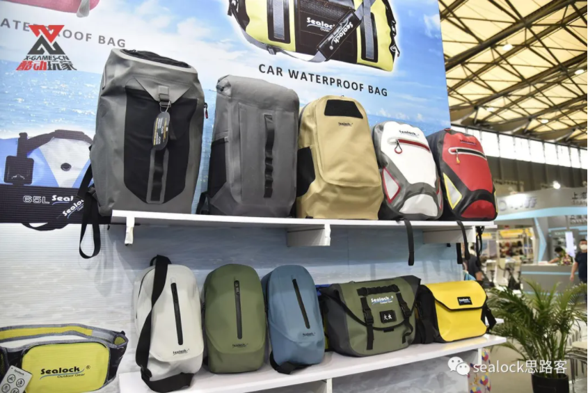 Ther Wute and Reanson jointly interpret the close relationship between snorkeling equipment and waterproof bags
